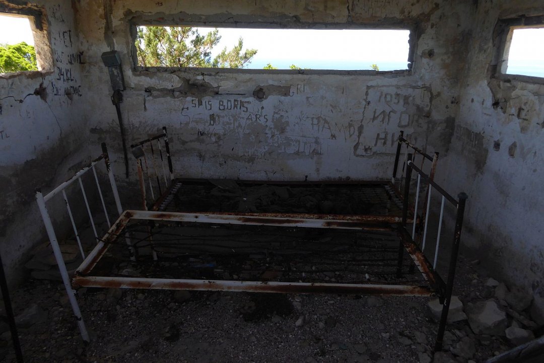 Dalmatien: INSEL LASTOVO > Ehemaliger Wachposten auf dem Jurjev Vrh > Innenausstattung