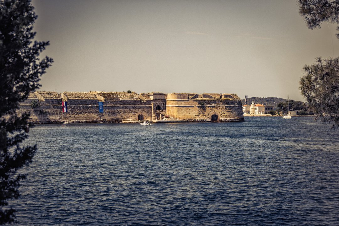 Dalmatien: KANAL SVETI ANTE > Festung