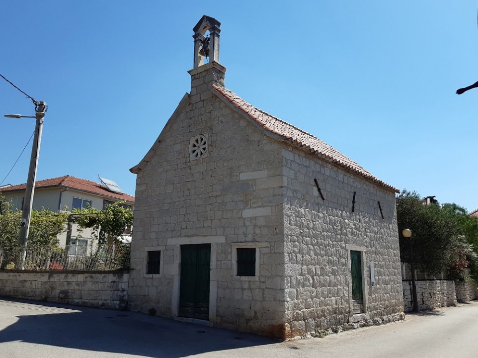 Dalmatien: KASTEL LUKSIC > Kirche St. Johannes der Täufer.jpg