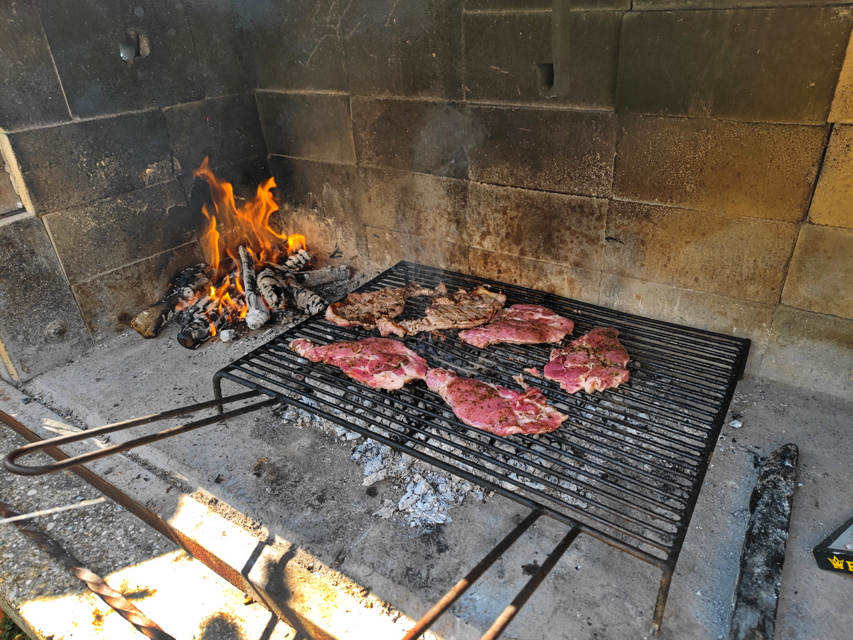 Dalmatien: KASTELA > Grillfest