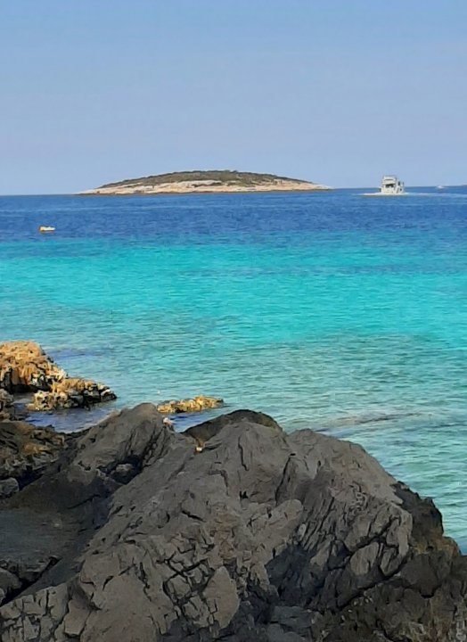 Dalmatien: Maslinica > schimmernde blaue Farben