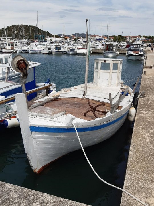 Dalmatien: MURTER auf Insel Murter > Holzboot.jpg