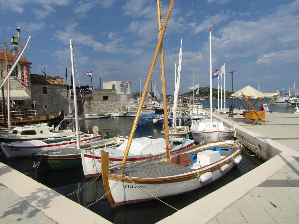 Dalmatien: MURTER > Insel Murter > Hafen