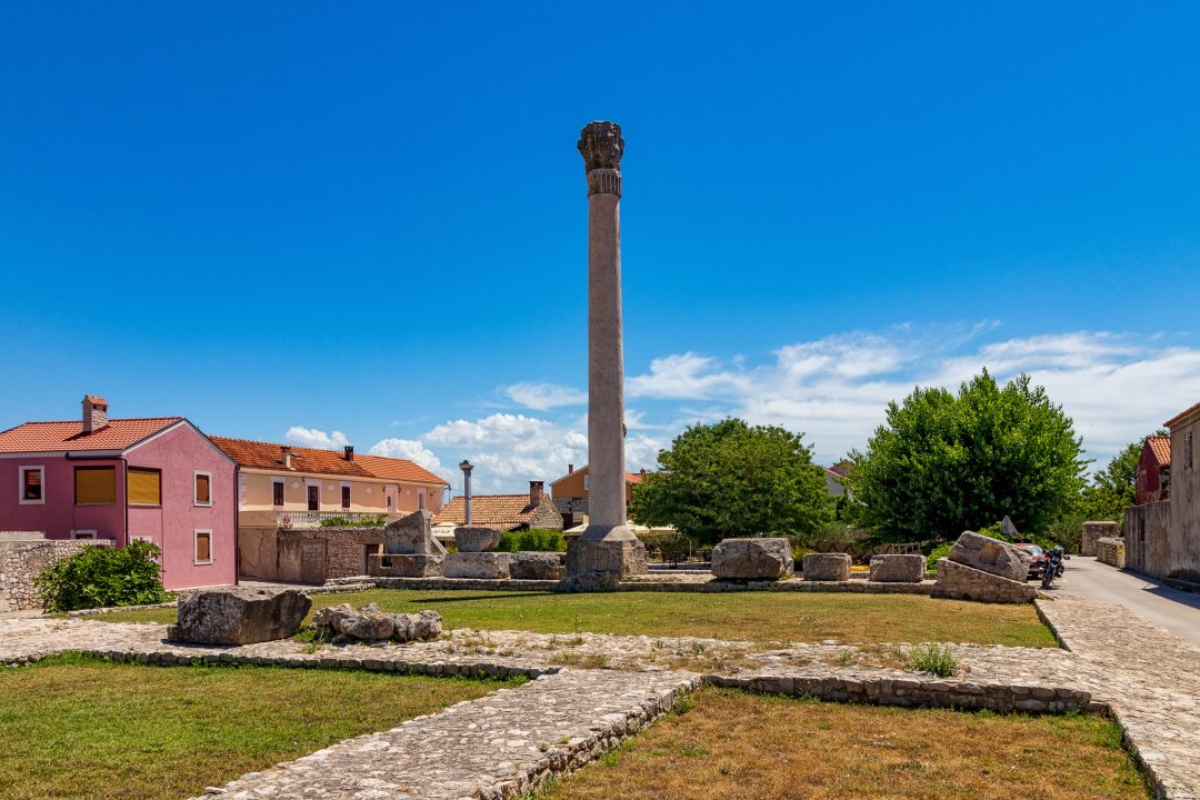 Dalmatien: NIN > Überreste der Römer > Tempel