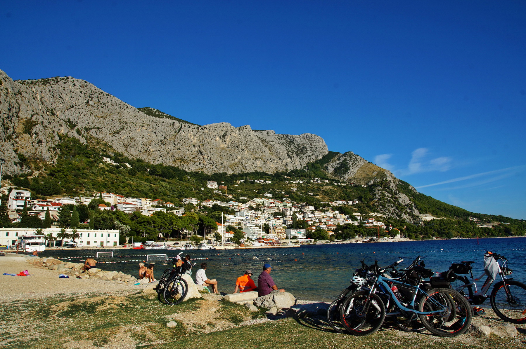 Dalmatien: OMIS > Badestrand