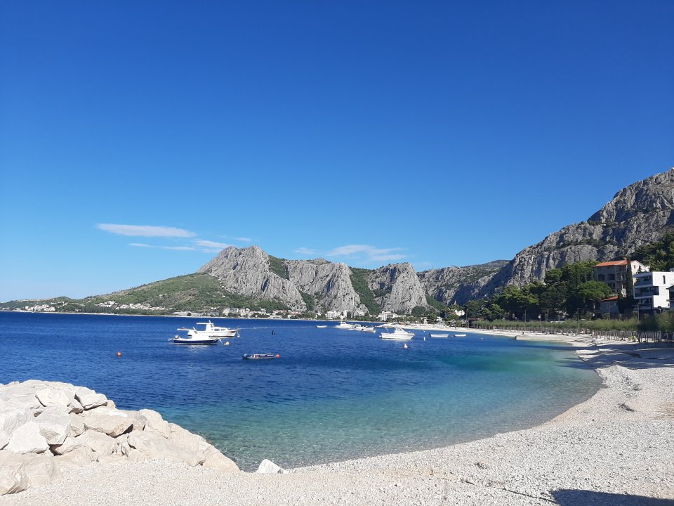 Dalmatien: OMIS > Feinkiesstrand