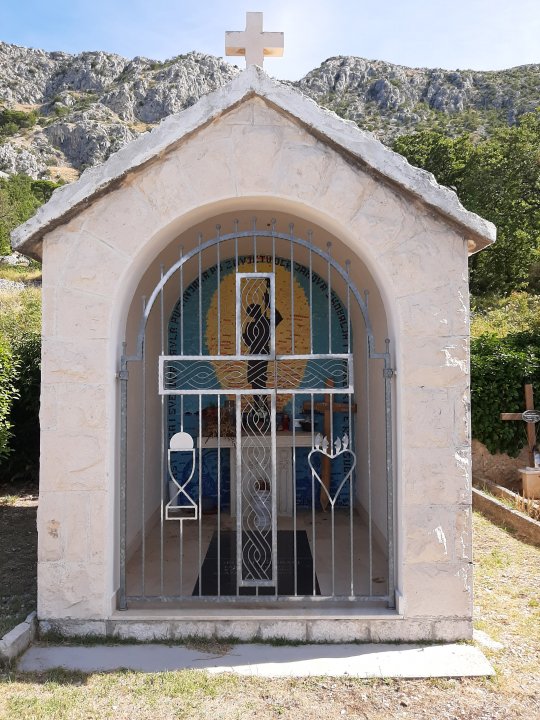 Dalmatien: Omis > kleine Kapelle