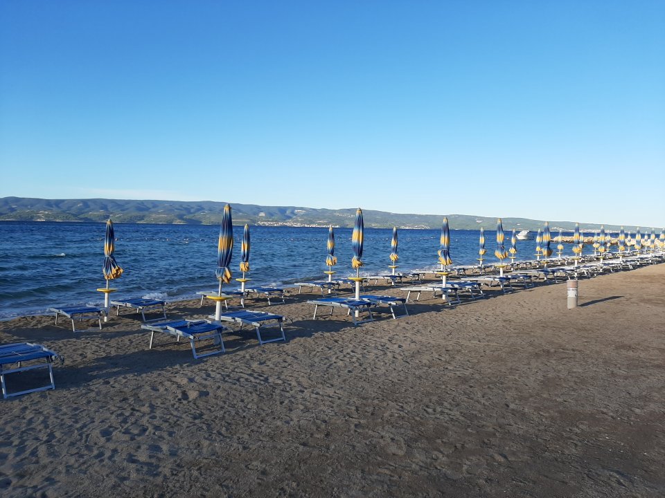 Dalmatien: OMIS > Strand am Morgen