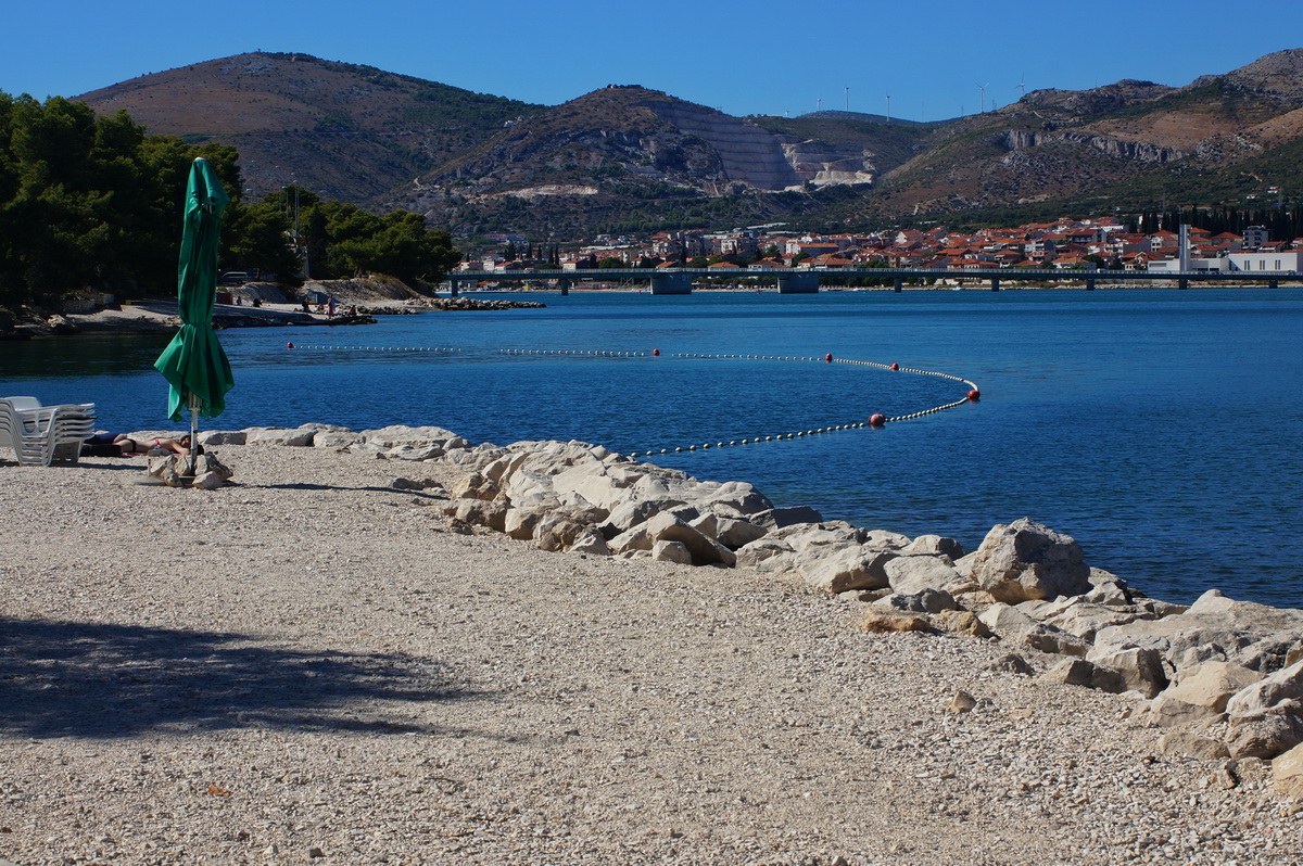 Dalmatien: OTOK CIOVO > Kieselstrand