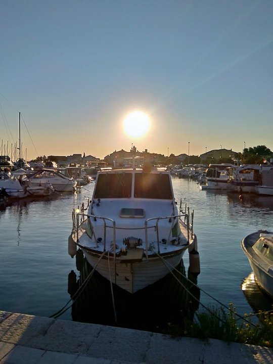 Dalmatien: PIROVAC > Abendsonne und Boot.jpg