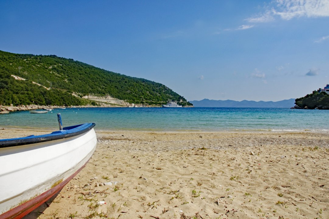 Dalmatien: PRAPATNA > Blick auf die Fähre nach Miljet