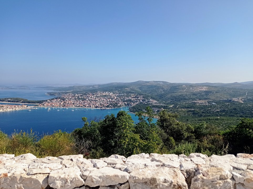 Dalmatien: Primošten> Küste