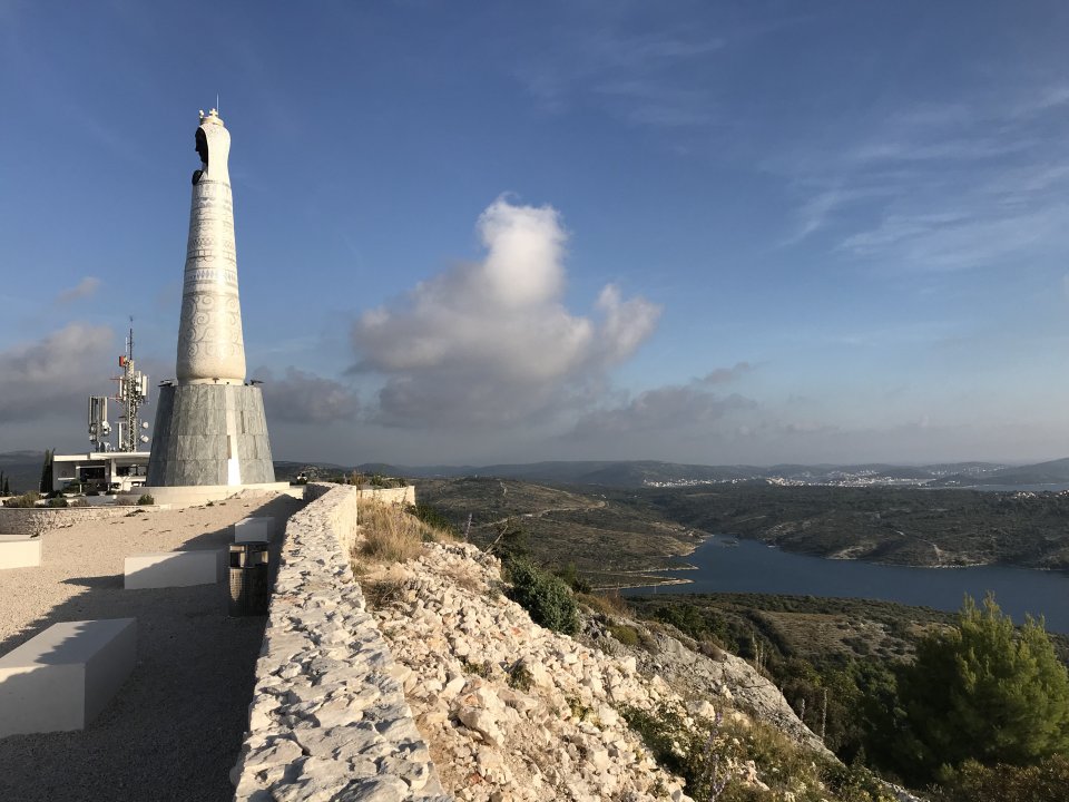 Dalmatien: PRIMOSTEN > Marienstatue