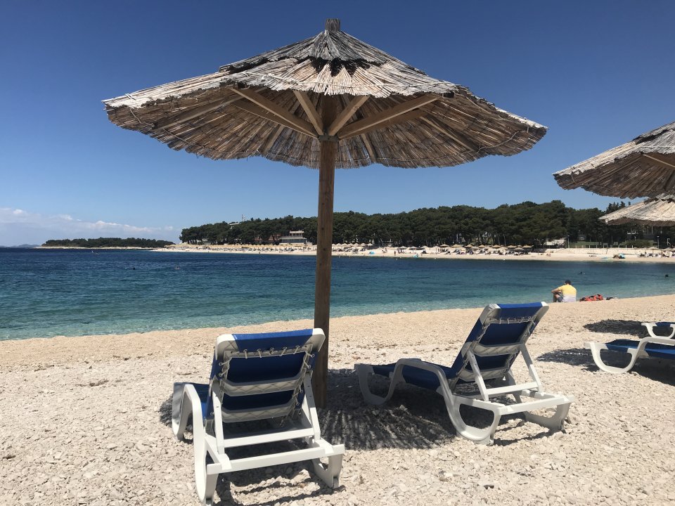 Dalmatien: PRIMOSTEN < Riva > Liegestühle