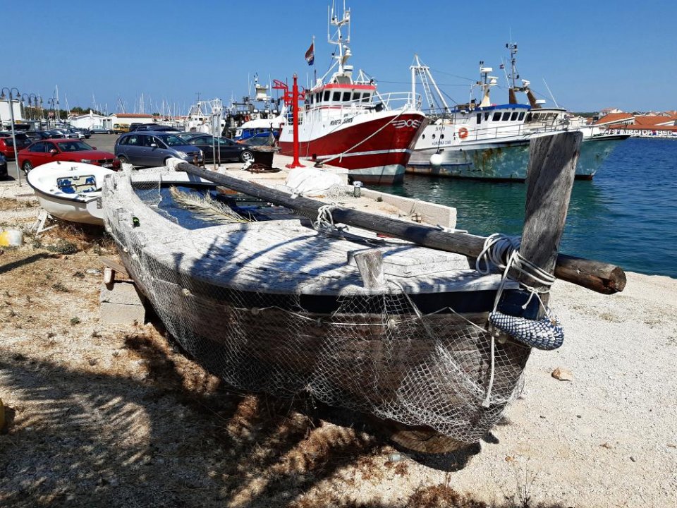 Dalmatien: ROGOZNICA > Holzboot.jpg