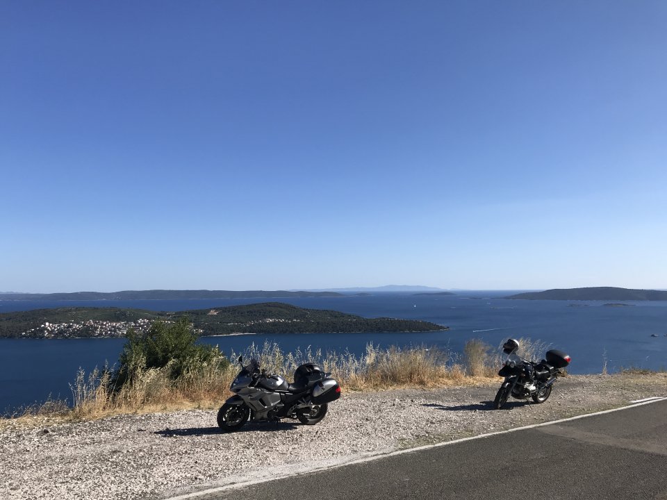 Dalmatien: ROGOZNICA>Rast mit den Motorrädern