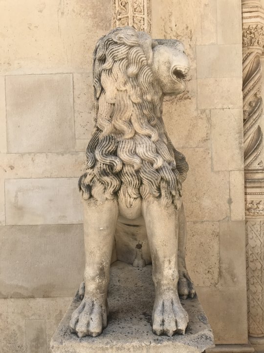 Dalmatien: SIBENIK > Dom > Figuren an der Fassade