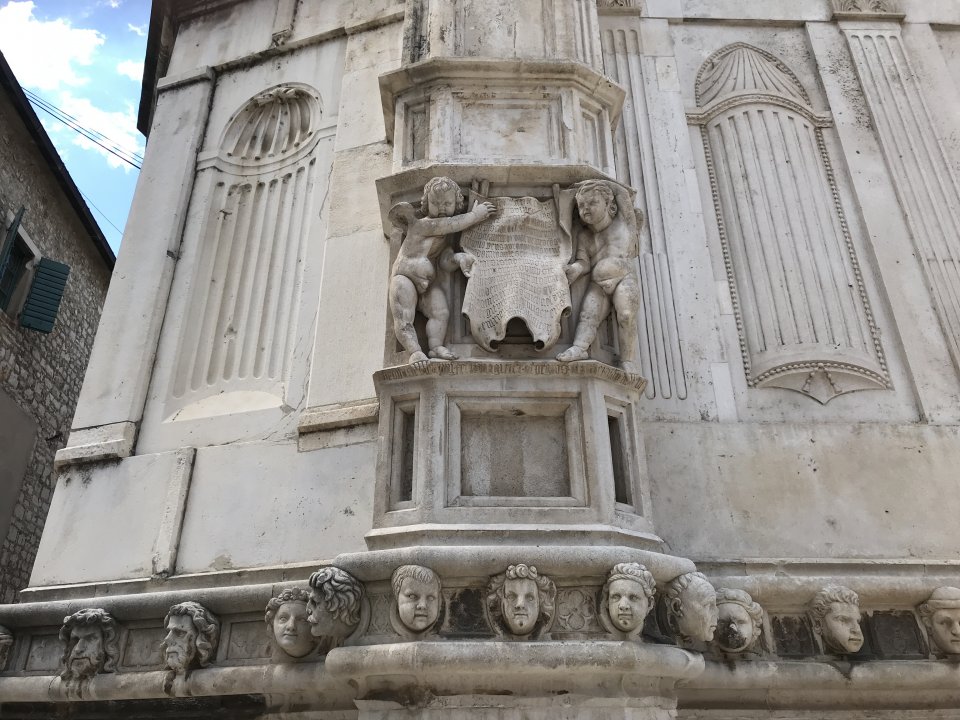 Dalmatien: SIBENIK > Dom > Figuren an der Fassade