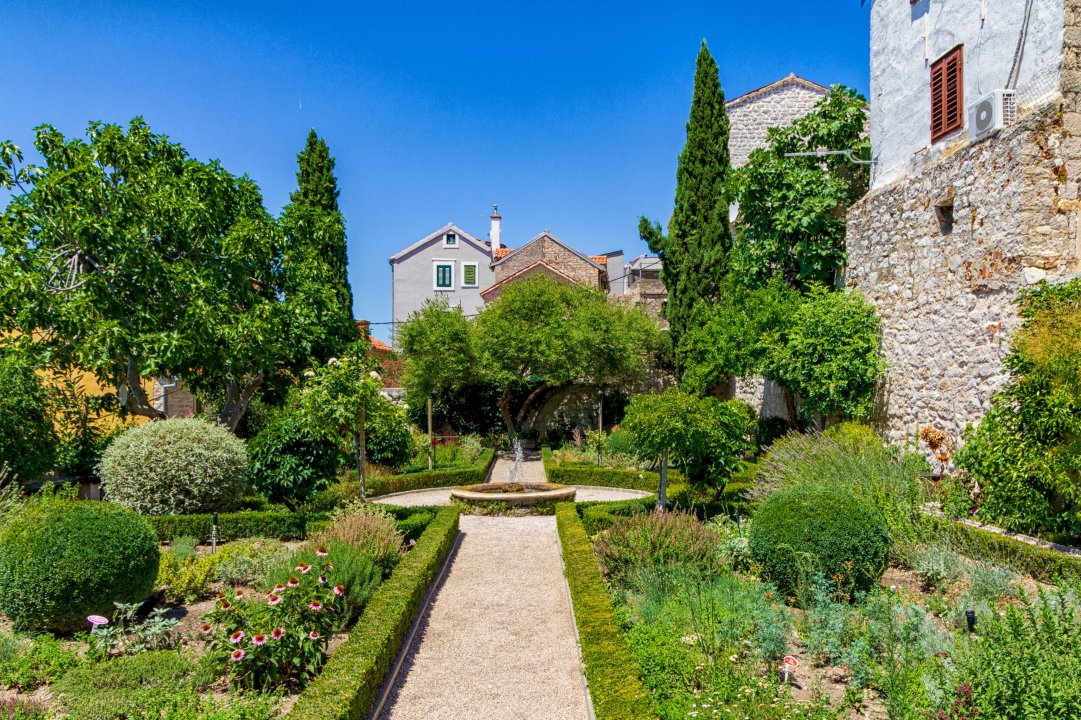 Dalmatien: SIBENIK > Garten des Heiligen Laurentius