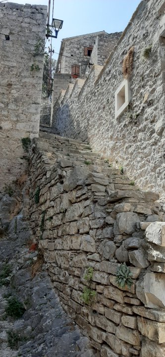 Dalmatien: SKRADIN > hist. Steintreppe