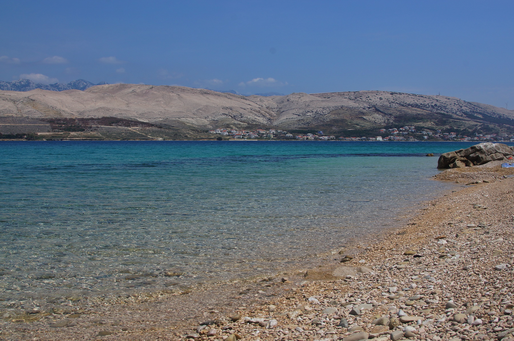 Dalmatien: Stadt PAG > naturbelassener Strand