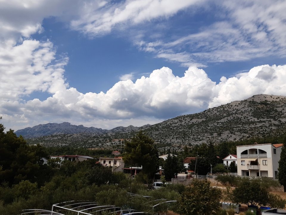 Dalmatien: STARIGRAD PAKLENICA > Wolken über dem Velebit.jpg