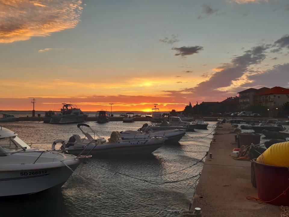 Dalmatien: STARIGRAD PAKLENICA > Wolken am Hafen.jpg