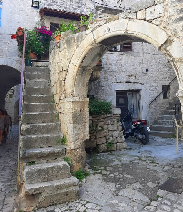 Dalmatien: TROGIR > Altstadtgasse