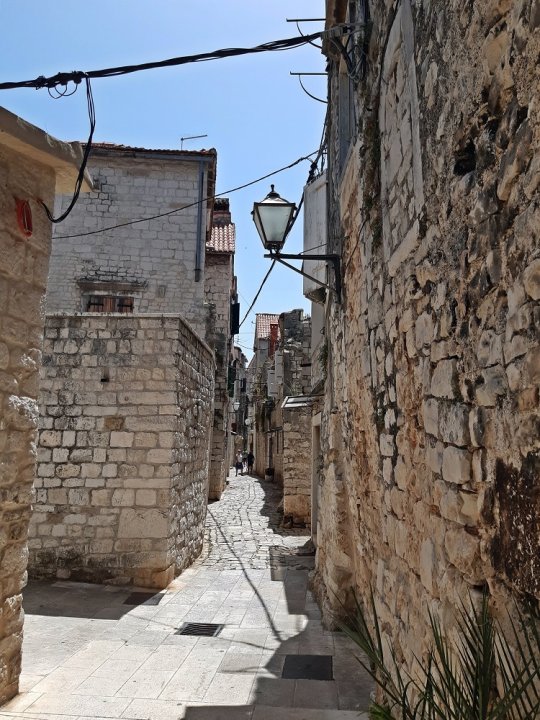 Dalmatien: TROGIR > Gasse.jpg