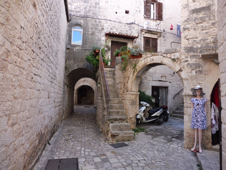 Dalmatien: TROGIR < Gasse