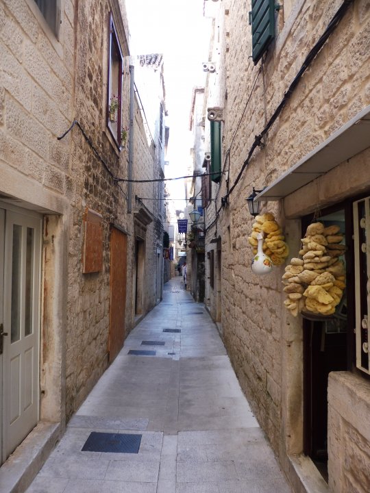 Dalmatien: TROGIR < Gasse