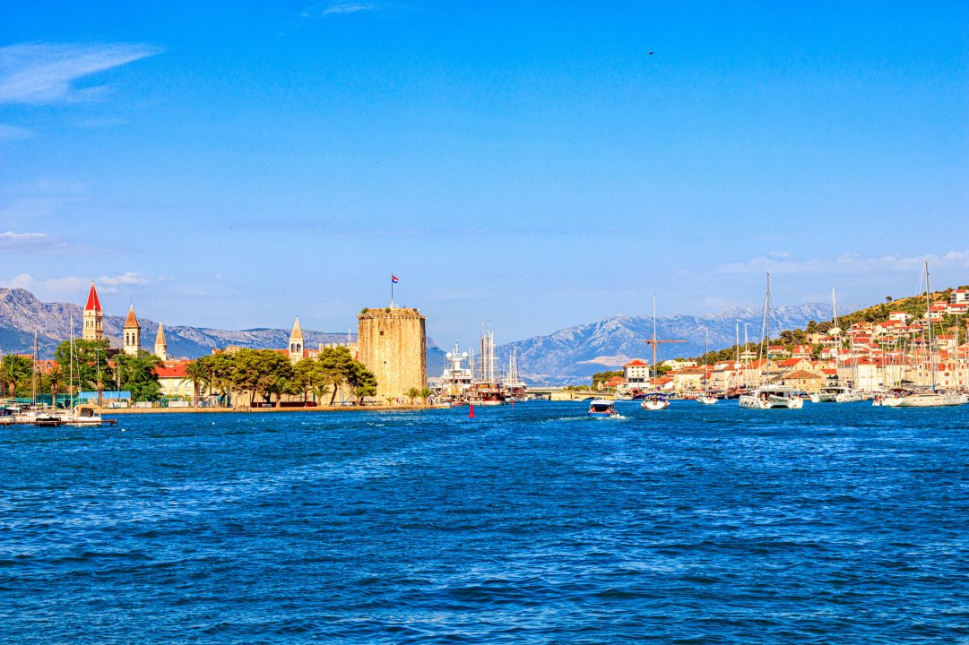 Dalmatien: TROGIR > Hafeneinfahrt