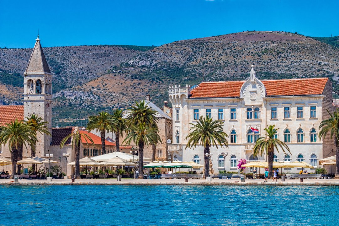 Dalmatien: TROGIR > Riviera