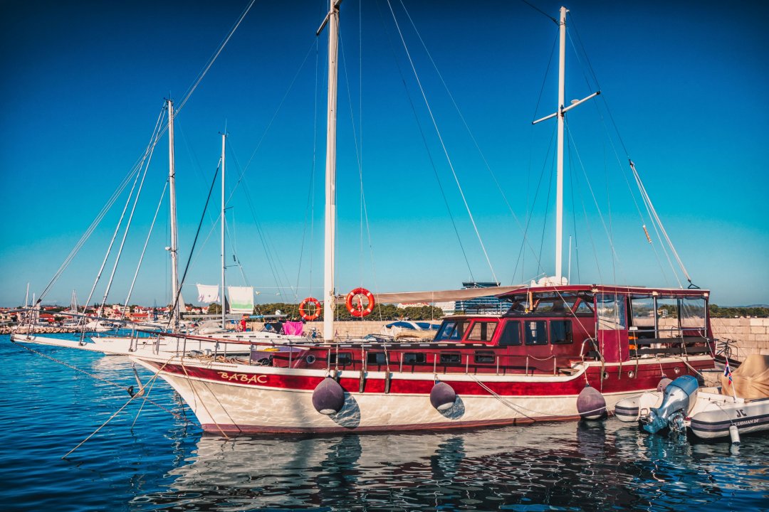 Dalmatien: VODICE > Boot am Pier