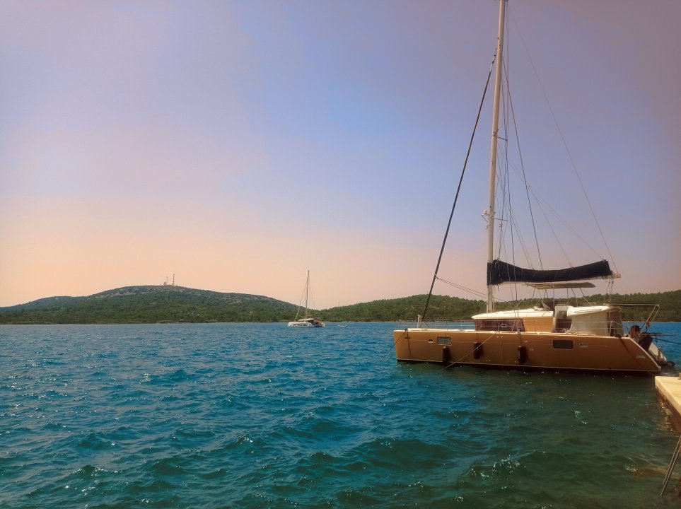 Dalmatien: Vodice> Schiff