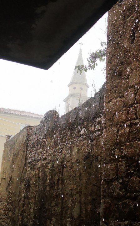 Dalmatien: ZADAR:Schutz vor dem Regen mit Blick auf Sv. Franjo