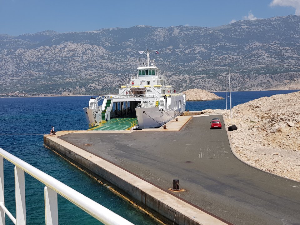 Dalmatien: Zigljen: Fähranleger Insel Pag