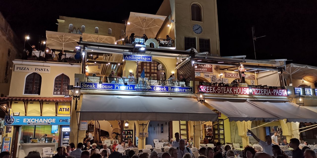 dreistöckige Taverne