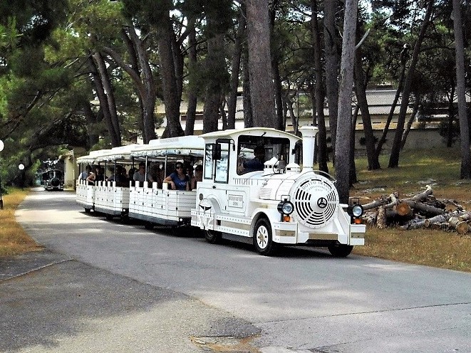 Istrien BRIJUNI Touristenbahn.JPG