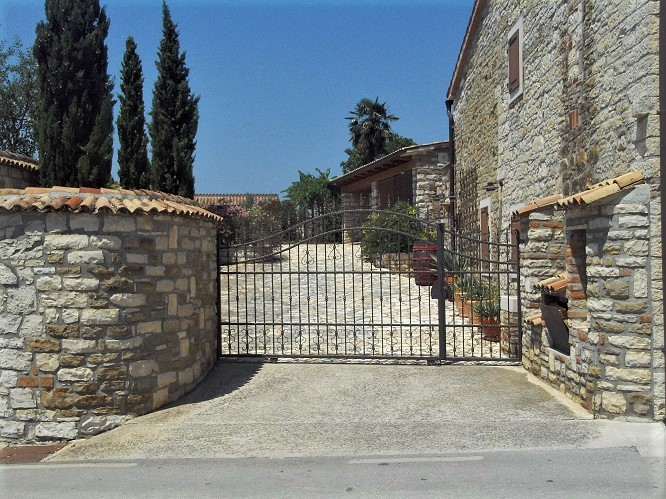 Istrien BUJE Ein Tor.JPG