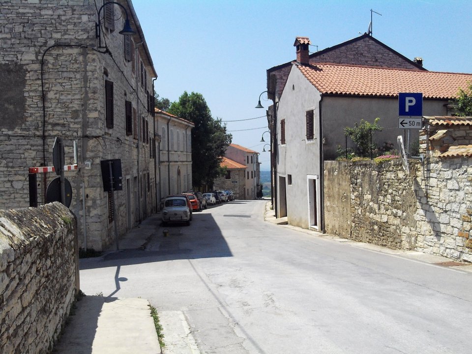 Istrien BUJE Strasse im Ort.JPG