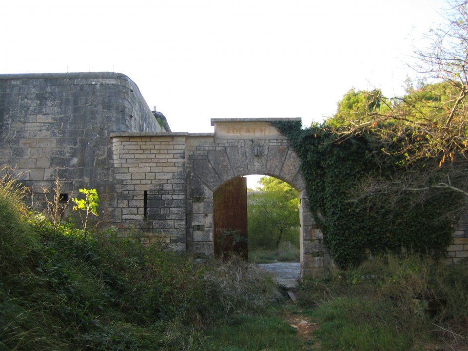 Istrien: FAZANA < Küstenbatterie Benedetto