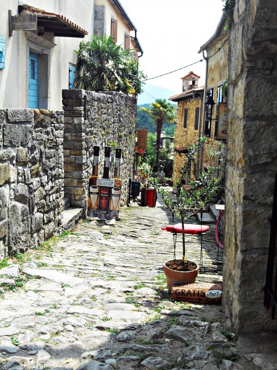 Istrien HUM Altstadtgasse 2.JPG