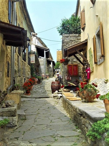 Istrien HUM Einkaufsmeile 1.JPG