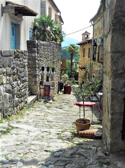 Istrien HUM Einkaufsmeile 2.JPG