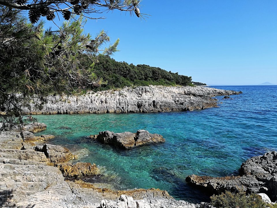 Istrien : KOROMAČNO > schroffe Ostküste