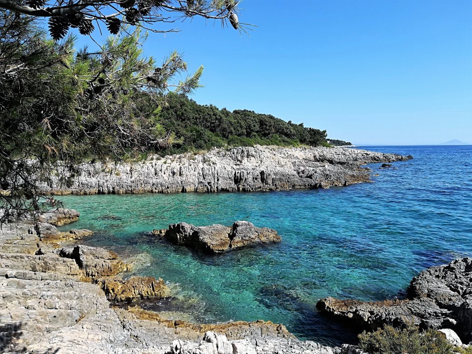 Istrien : Koromačno > felsiger Strand