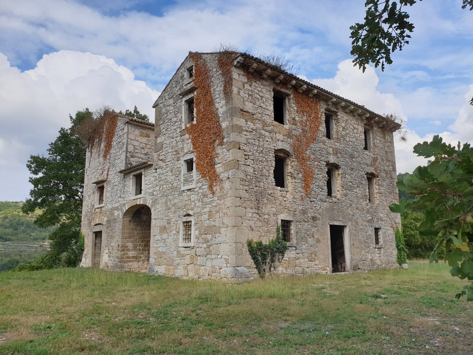 Istrien: KOSTANJICA > Verlassener Hof Sv. Petuj