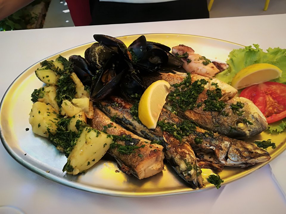 Istrien : MEDULIN > Fischplatte Napoli