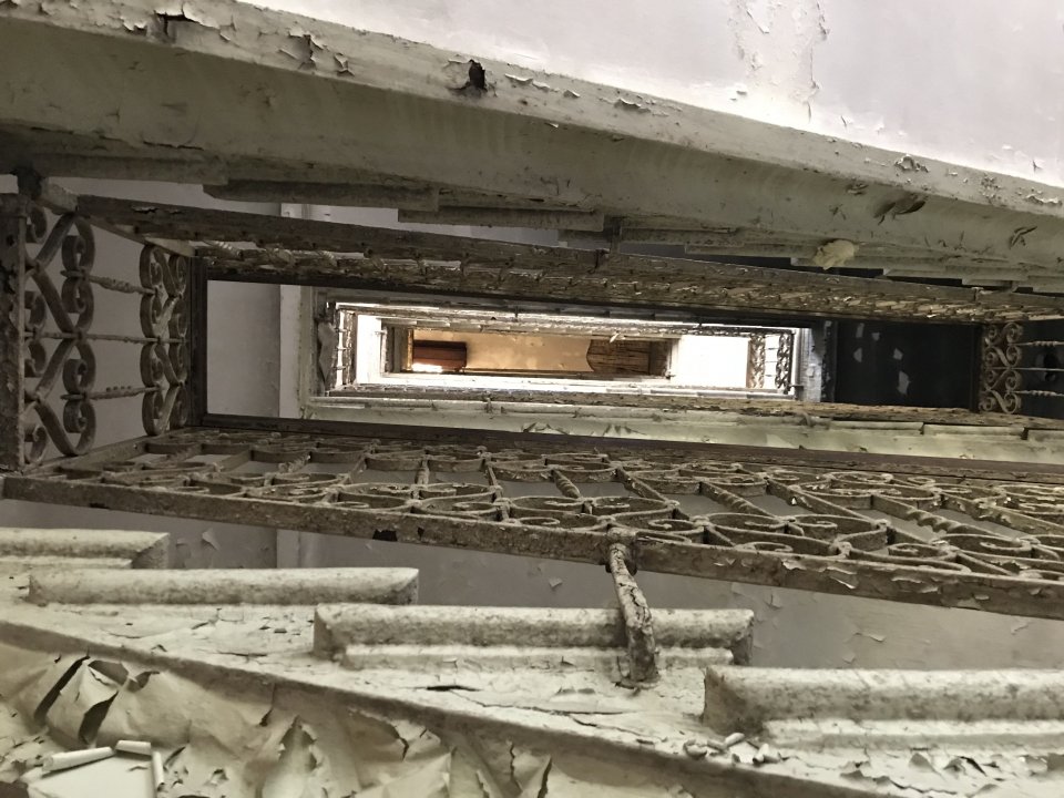 Istrien: PULA >Krankenhaus > Treppenhaus